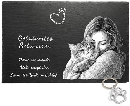 eGenuss Personalisierte Foto-Schieferplatte „Geborgene Momente“ – Haustierfoto mit Gravur | Deko für Zuhause | Geschenk für Katzen- & Hundeliebhaber | 3 Größen, inkl. Pfoten-Schlüsselanhänger