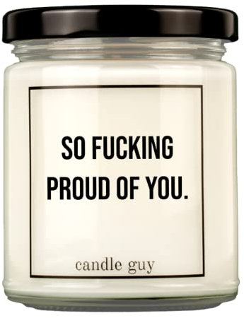 candle guy Duftkerze im Glas [Brennzeit 70h] - Duft-Kerze handgemacht mit Spruch | Freches Geschenk für Frauen, Freundin, Geburtstag | 100% Sojawachs, schöne natürliche Düfte mit ätherischem Öl