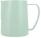 Dianoo Jarra de espuma de leche, jarra de acero inoxidable de 600 ml, taza espumadora de leche para café capuchino con escala de medición, color verde