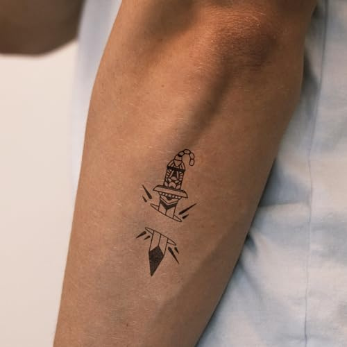 Inkster® Dolch Blackwork Tattoo | Temporäres Tattoo mit EU-Kosmetikzertifizierung | wasserfest + vegan | revolutionäres 2-Wochen-Tattoo | Fake Tattoos und Klebetattoos für Erwachsene