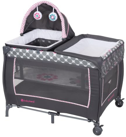 Baby Trend Lil Snooze Deluxe II Nursery Center Laufstall, Reisebett mit Stubenwagen, Wickelauflage und Baldachin – Faltbares Babybett mit Spielbogen, Transporttasche und Rollen, Daisy Dots