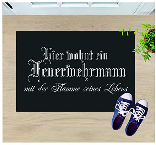 Crealuxe Fussmatte Hier wohnt EIN Feuerwehrmann mit der Flamme seines Lebens (3) - Fussmatte Bedruckt Türmatte Innenmatte Schmutzmatte lustige Motivfussmatte