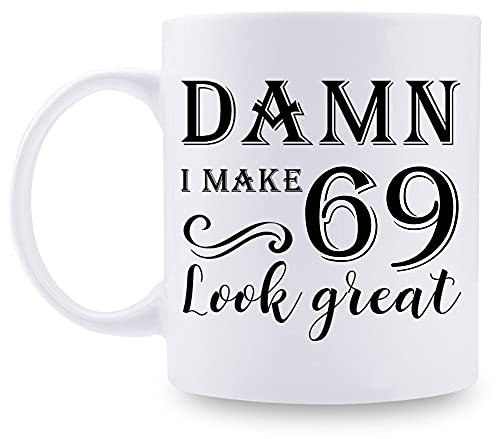 aiyaya Kaffeetasse zum 69. Geburtstag für Damen und Herren, Aufschrift Damn I Make 69 Look Great, Geschenkidee für Ehefrau, Ehemann, Mutter, Vater, Schwestern, Brüder, Freunde, Kollegen, 325 ml