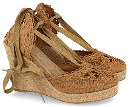 Sandalia Valenciana de Mujer Estilo Vintage con Cuna de Yute, Pala con Tiras Cosidas en Forma de Petalos de Flor y Cordones en el Tobillo. Primavera Verano 2020.. Talla 36 Camel