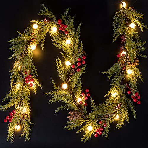 Quntis Weihnachtsgirlande mit Beleuchtung 20 Kugel Lichterkette 175cm Tannengirlande mit Timer 8Modi Kiefernzweige Girlande Weihnachten mit Rote Beeren Tannenzapfen Glöckchen für Weihnachtsdeko