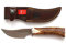 Muela Cuchillo DP-10A hoja de acero MoVa de 10 cm y empuñadura de asta de ciervo para Caza, Pesca, Supervivencia y Bushcraft Realizado en Ciudad Real + Portabotellas de regalo