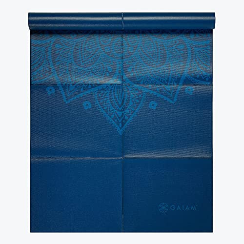 Gaiam Yogamatte, Faltbare Reise-Fitness- & Übungsmatte | Faltbare Yogamatte für alle Arten von Yoga, Pilates & Bodentraining, Blaue Sonnenuhr, 2 mm.