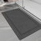 chakme Badematte Rutschfester, 40 x 60 cm Badezimmerteppich Super Absorbierender Badteppich Waschbar Badvorleger, Duschvorleger für Dusche, Badewannen und Badezimmer, Dunkelgrau