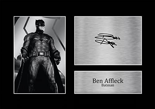 HWC Trading A4 Ben Affleck DCEU Batman Geschenke Geducktes Signiertes Autogramm Foto für Fans von Film Memorabilien - A4