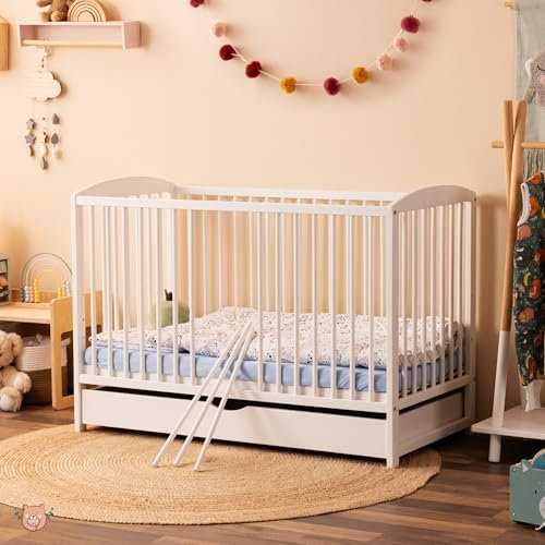 Alcube® Mitwachsendes Babybett 60x120 EMMI inkl. Schubladen und Lattenrost Gitterbett 120x60 cm Baby Bett Höhenverstellbar und Umbaubar Beistellbett mit entnehmbaren Stangen - Weiß