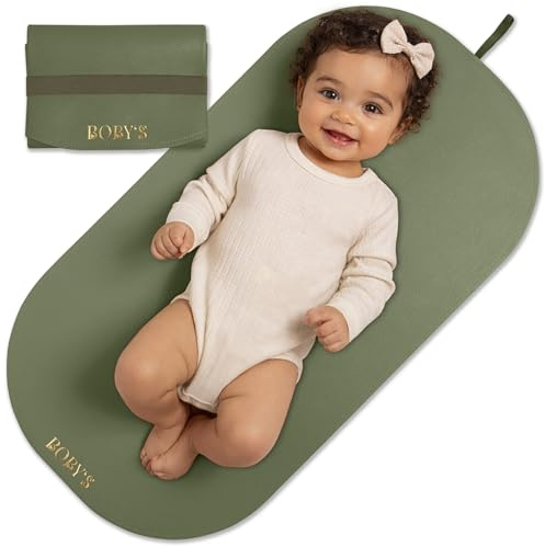 Wickelunterlage für unterwegs Baby Wickelmatte wasserdicht & abwaschbar faltbare Reise Wickelauflage aus veganem Leder Wickeltischauflage kompakt für Wickeltasche hygienisch Neugeborene (Sage Green)