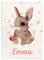 Personalisierte Babydecke mit Wunschtier, Name, Geburtsdatum und Motivfarbe (Hase mit kleinen Herzen)