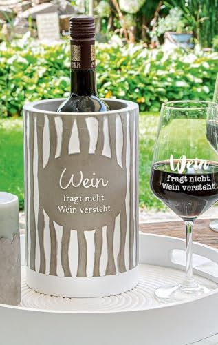 CULT at home Weinkühler Flaschen Kühler aus Zement - Farbe: Beton Grau Höhe 21,5 cm Ø 13,5 cm – Getränkekühler mit Prägung Spruch: Wein fragt nicht, Wein versteht