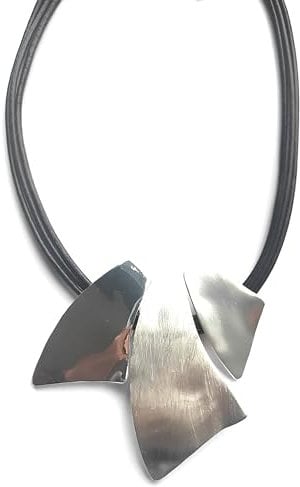 Graci8 Daisy silver necklace with leather cord, chunky silver petal design necklace for women. The Daisy Necklace (Silver)