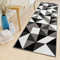 TAPISO Luxury Läufer Teppich Flur Korridor Kurzflor Brücke Designer Schwarz Weiss Grau Dreieck Geometrisch Abstrakt Muster ÖKOTEX 80 x 350 cm