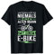Unterschätze Niemals Einen Alten Mann Mit Einem E-Bike T-Shirt