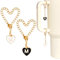 SUNNYCLUE 1 boîte 4 pièces Breloques Lettre Tasse Accessoires pour Gobelet Breloque en Alliage Émail Noir Blanc Lettre M Chaînes Pendentif avec Fermoir Mousqueton Tasses Poignée Décorations Breloques