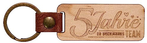 Geschenk zur Hölzernen Hochzeit - 5 Jahre ein unschlagbares Team mit Geschenkbox - 5 Jahre Jubiläum Hochzeitstag Jahrestag - Schlüsselanhänger aus Holz (Weißes Ahornholz)