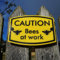 LittleCroft. Warnschild mit englischer Aufschrift „Caution Bees at work“ (Achtung - Bienen bei der Arbeit) Premiumqualität, wasser-