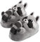 corimori Süße Plüsch Hausschuhe (10+ Designs) Waschbär Lina“ Slipper Einheitsgröße 34-44 Unisex Pantoffeln Grau Schwarz