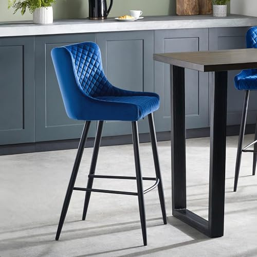Julian Bowen Luxe Samt-Barhocker, blau | Barhocker für Küche oder Hausbar, weicher Stoff, gesteppter Sitz, stabile Metallbeine
