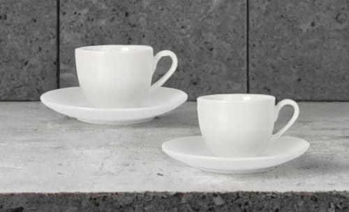 Juego de 2 Tazas de Porcelana con Platos – Para Café, Espresso, Cortado, Capuccino | Set 2 Tazas y 2 Platos con Decoración Geométrica Discreta a Juego - Diseño Clásico | Cerámica Blanca - 2x 90 ml