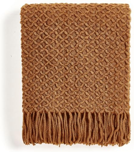 CREVENT Boho-Strickdecke im Landhausstil für Couch, Sofa, Sessel und Bett – Wohnaccessoire, weich, warm, kuschelig und leicht für Frühling, Sommer und Herbst (152 x 203 cm, Karamell)