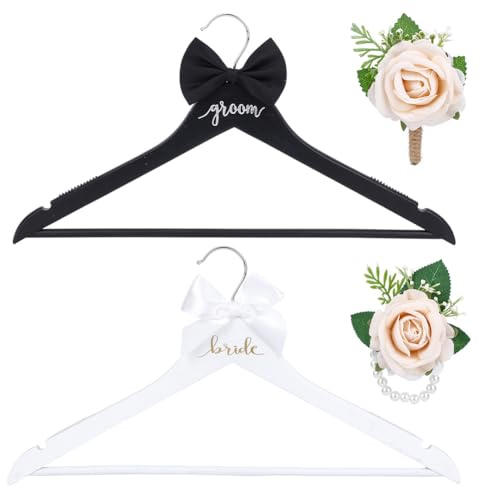 INFUNLY 2 Stück Braut Bräutigam Kleiderbügel für Hochzeit Holz Brautkleid Anzug Bügel mit Fliege Handgelenkskorsage Blume 17,5x8,9 Zoll Herr und Frau Hemd Tuxedo Anzug Bügel Geschenk Zubehör
