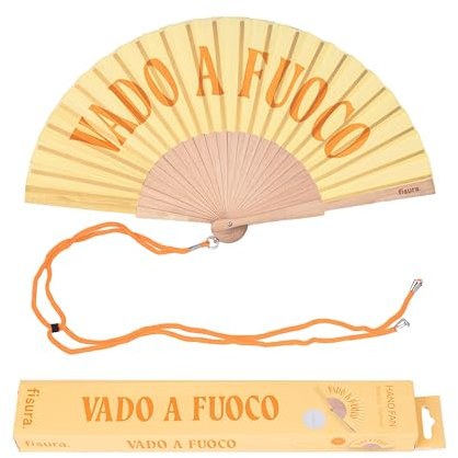 Fisura – Ventaglio in legno con messaggio “vado a fuoco”. Accessorio vivace e colorato, ventaglio portatile giallo con gancio pratico. Dimensioni: 42,5 x 23 cm
