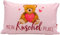 Dekohelden24 Zierkissen - Sofakissen, Kuschel Kissen mit Teddy, Dekokissen - Kopfkissen - Mein Kuschelplatz in rosa/rot, L/B/H ca. 40 x 13 x 23 cm, 100% Baumwolle.