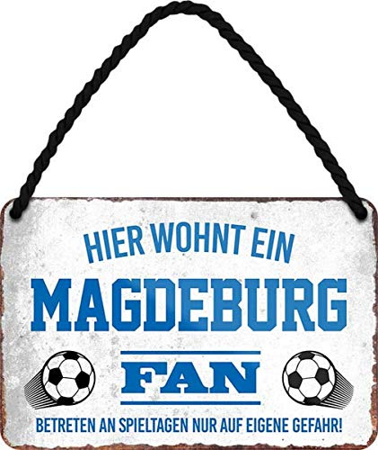 WOGEKA ART Retro Blechschild - Hier wohnt ein Magdeburg Fan Fußball - witziger Spruch Geschenk-Idee Geburtstag Weihnachten Deko 18x12 cm Vintage-Design Hänge-Schild Metall HS29