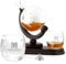 Maverton Decanter per Whisky in vetro - incisione personalizzata - Caraffa a forma di mappamondo da 850 ml + 2 bicchieri da whisky - regalo uomo - nobile