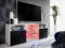 Komodee, TV-Schrank Urbino, Weiß/Schwarz, Breite 140 cm x Höhe 53 cm x Tiefe 35 cm, LED RGB, 3 Glasböden, 2 Fächern mit Türen, 2 offenen Fächern für Wohnzimmer, Schlafzimmer