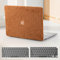 BYCeKe Kompatibel mit MacBook Pro 13 Zoll Hülle M2 2024-2016 A2338 M1 A2251 A2289 A2159 A1989 A1708 A1706 Touch Bar,Flauschiges Plüsch-Kunstfell Plastik Hartschale mit Tastaturschutz,Plüsch Braun