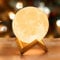Mydethun Geschenke für Weihnachten Mondlampe 3D Moonlight 18cm mit Holzständer und USB wiederaufladbar, weiß & gelb Geschenke für Frauen Mädchen Mutter Heimdekoration