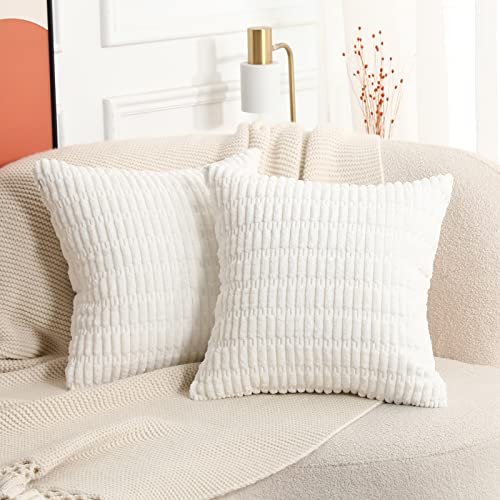 Mandioo 2er Set Weiß Plüsch Boho Dekorative Wurf Kissenbezüge 65x65 cm, Super Weich gestreifte Cord Dekokissen Kissenbezug Sofakissen Dekorativ Couchkissen Kissenhülle für Sofa Couch Wohnzimmer