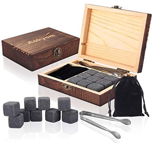 Aokyom Whiskysteine,Whiskey Ice Cubes (9 Stück) Holz Geschenkbox,Whisky Steine,Eiswürfel wiederverwendbar,aus Granit mit Samtbeutel und Edelstahl Zange Kühlsteine für Whiskey, Wodka, Gin & Mehr