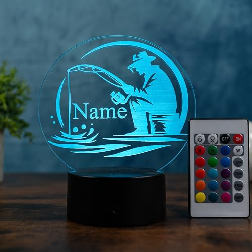 Optechvisual Personalisierte Angler LED Lampe – Geschenk für Fischer & Naturfreunde – LED Nachtlicht mit Fisch-Motiv & Wunschname – Deko Tischlampe für Angler Liebhaber