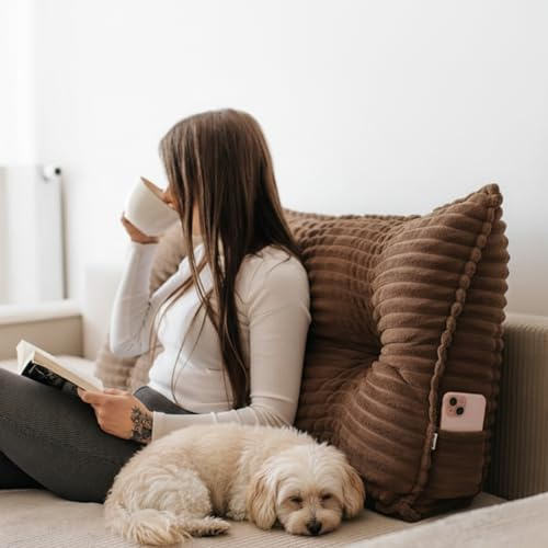 Gutekissen® Rückenkissen - Lesekissen für Bett und Sofa - Keilkissen - Rückenpolster für die Wand - Sitzkissen - Wandkissen - Mit Handytasche (Braun Tilia, 140 cm)