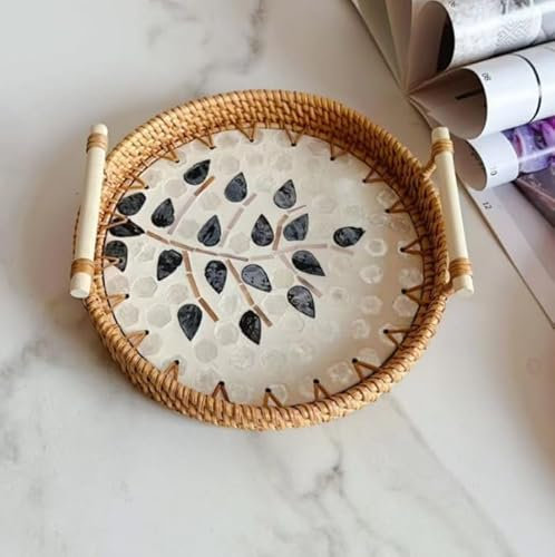 BTBHIHO Vintage Tablett Rattan mit Griffen,Dekotablett im Boho Stil mit Bäckerblatt Dekor ，Rund Aufbewahrungsplatten für Frühstück, Getränke, Snacks, Desserts, Brot, Kerzen, Früchten(24 × 3cm)