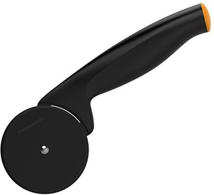 Fiskars Pizzaschneider mit hochwertigem Kunststoff-Schneidrad, Länge: 19 cm, Functional Form, Schwarz/Orange, 1019533