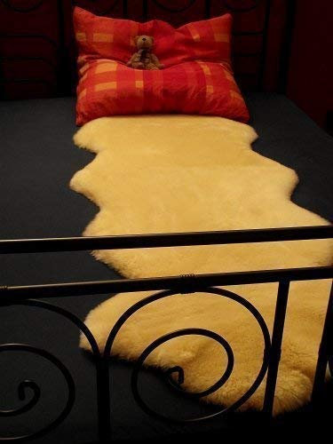 Große Betteinlage aus echtem Lammfell in Naturform! Schaffell als Bettfell, Unterbett, Fellteppich oder Couchauflage, Sesselauflage, Fellform in ca. 70x200 cm
