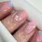 NICENEEDED Appuyez Sur les Ongles Faux Ongles Carrés Courts avec un Joli Motif de Fleurs, Colle Rose Sur Faux Ongles avec de Petits Fleurons Colorés Bâton Acrylique Mat Sur les Ongles Couverture Compl