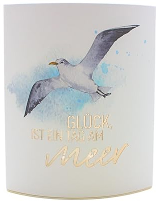 Dekohelden24 Poesielicht, Nachtlicht, Stimmungslicht,Dekolicht, Lampe maritim, Lampe Leuchturm, kabelose Tischlampe mit Timer 6/18 h, 2xAA, Motiv: Glück ist ein Tag am Meer, L/B/H 13 x 5 x 16 cm.