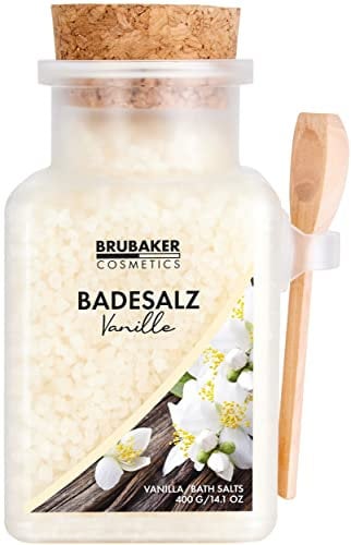 BRUBAKER Badesalz 400 g - Vanille Duft - Badezusatz mit natürlichen Extrakten - Wellness Baden für Entspannung, Erholung und Körperpflege mit praktischem Holz Messlöffel