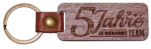 Geschenk Hölzernen Hochzeit - 5 Jahre EIN unschlagbares Team mit Geschenkbox - 5 Jahre Jubiläum Hochzeitstag Jahrestag - Schlüsselanhänger aus Holz (Walnuss)