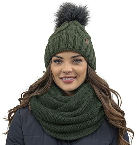 VIVISENCE Trendiger Damen Winter Set Aus Bommelmütze Und Loop-Schal Aus Wärmendem Garn Mit Innenfutter Aus Vlies Perfekte Passform Für Kalte Wintertage Modisches Design, Grün,Einheitsgröße