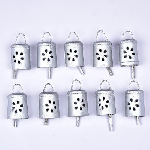 Weihnachtsglocken – kleine silberne Glöckchen zum Basteln, Weihnachtsdekorationen, Vintage-Blechglocken, rustikale Kuhglocken, handgefertigte Mini-Glocken für Urlaubsdekoration, DIY-Kränze, Bauernhaus