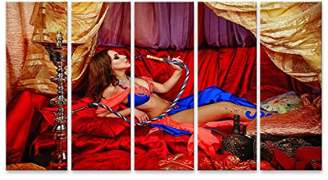 Bild auf Leinwand Sexy Orientalische Schönheit Ist Im Zelt Auf Kissen Und Rauchen Wasserpfeife Das Konzept Der Arabischen Harem Wandbild Poster Kunstdruck Bilder