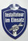 Schild mit Saugnapf Installateur im Einsatz Klempner Auto Windschutzscheibe